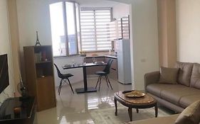 Cozy 1-Bedroom Flat, Beachside